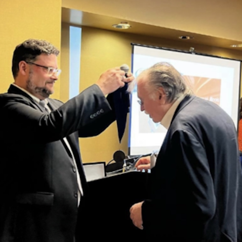 Ralph Johnson, FAIA, LEED AP (BArch '71) receives the Illinois Medal at AIA '22.